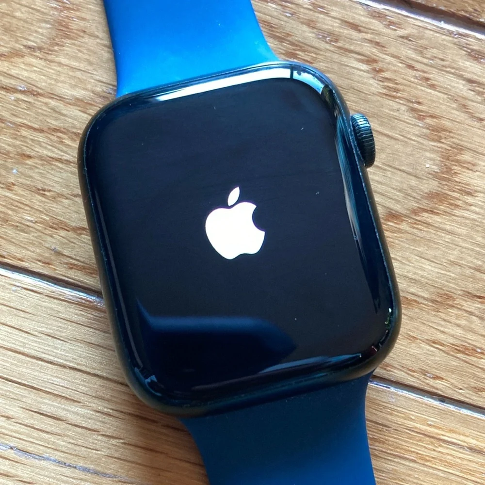 Apple Watch 7 - 45mm (with USB type A or C charger)